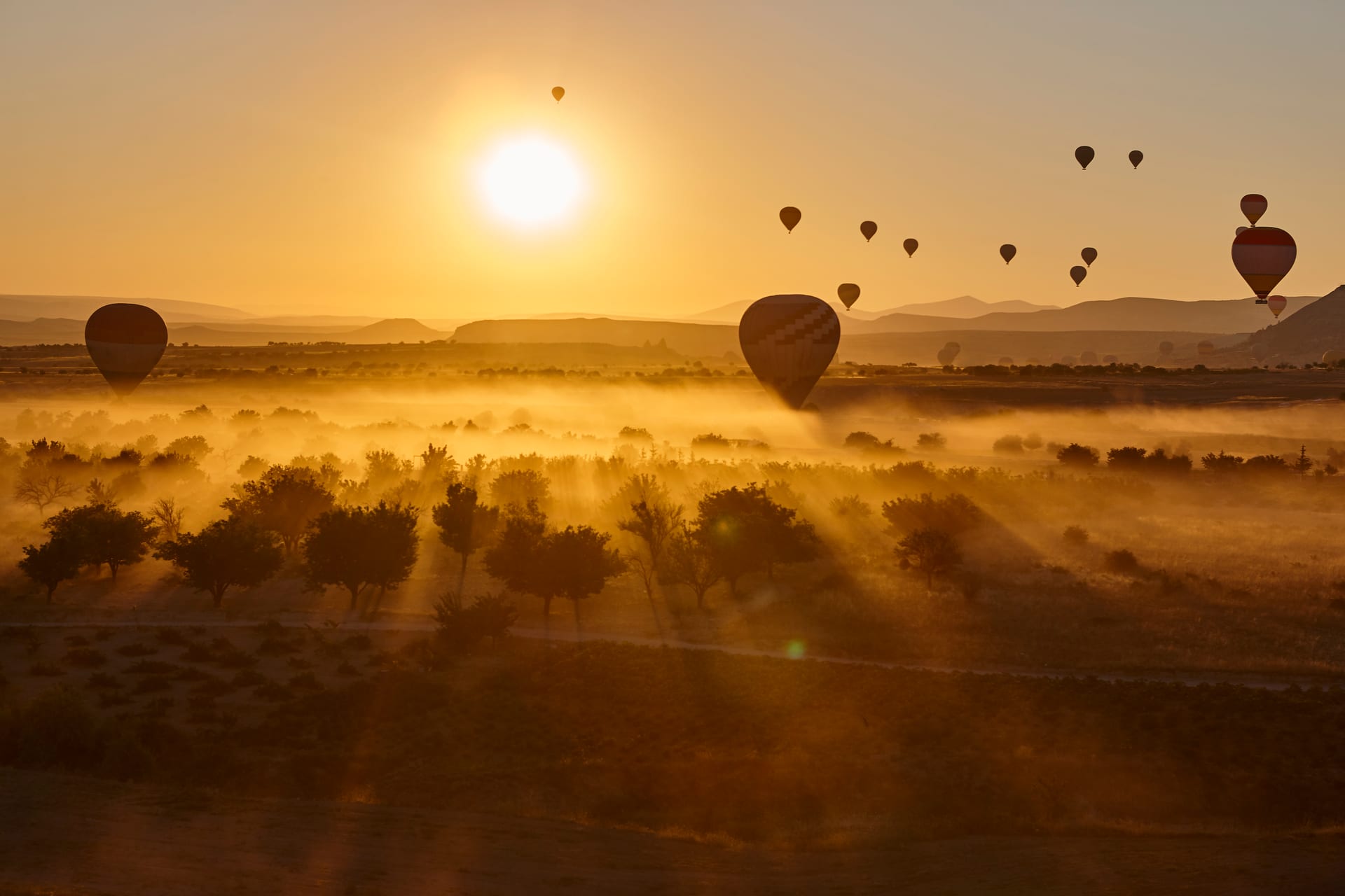 Kapadokya'da gün doğumunda balonlar